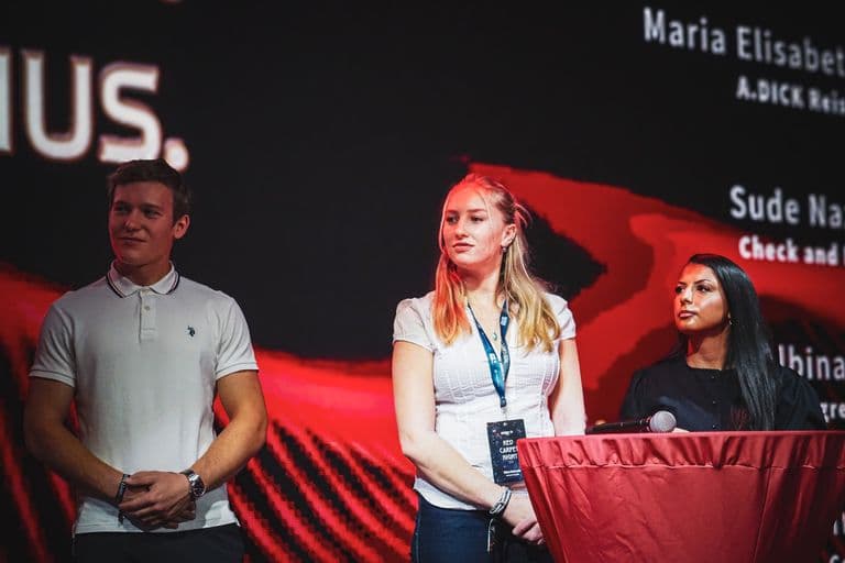 Kevin Schorin, Elise Schroth und Sude Naz Aktas (von links) sprechen bei der Anex Red Carpet Night über ihre Erwartungen an die Touristik. Schroth fordert vor allem mehr Vertrauen und Verantwortung für Auszubildende. Foto: Felix Hormel