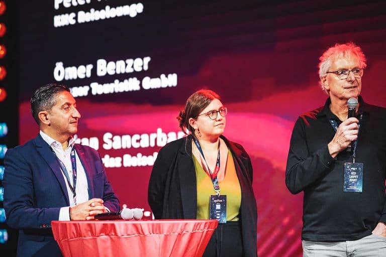 Reisebüroinhaber Hakan Sancarbarlaz und Peter Marx (von links) diskutieren gemeinsam mit Fachredakteurin Clara Petri von Touristik Aktuell bei der Anex Red Carpet Night in Didim über Nachwuchsgewinnung und Ausbildung. Foto: Felix Hormel