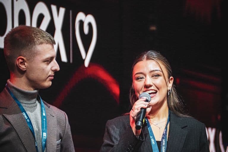 Für Albina Hyseni von T.I.G. Flugreisen ist ein gutes Arbeitsklima ein entscheidender Grund, ihrem Ausbildungsbetrieb auch nach dem Abschluss treu zu bleiben. Foto: Felix Hormel