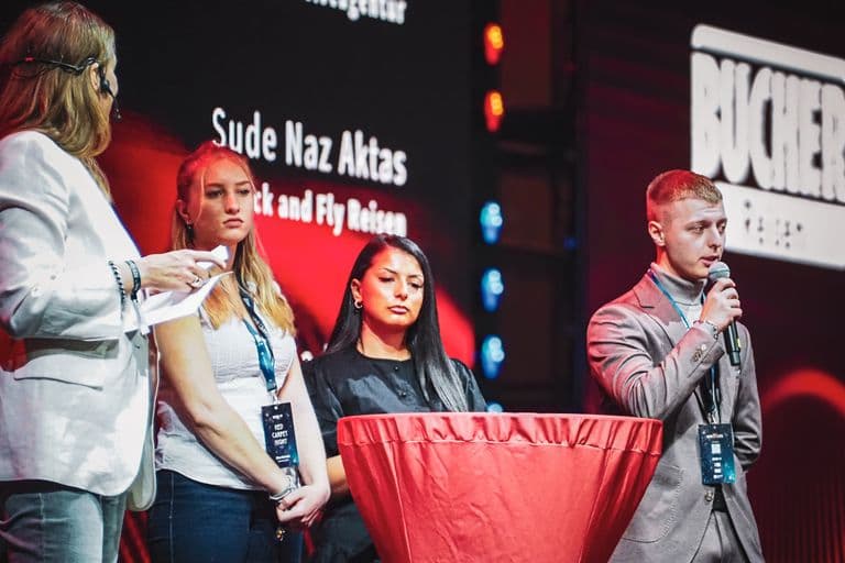 Lexx Janzen von der TSC Touristik Center GmbH beschäftigt sich mit dem Einsatz künstlicher Intelligenz im Reisebüro und sieht darin neue Möglichkeiten für die Kundenansprache und Beratung. Foto: Felix Hormel