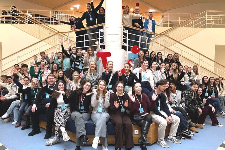 Azubis, Studierende und Berufseinsteiger aus dem Netzwerk von Best-Reisen auf einem Gruppenfoto