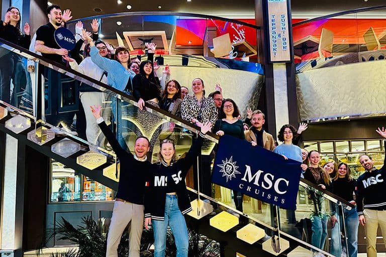 Gruppenfoto eines MSC Young Professionals Event an Bord eines Kreuzfahrtschiffs