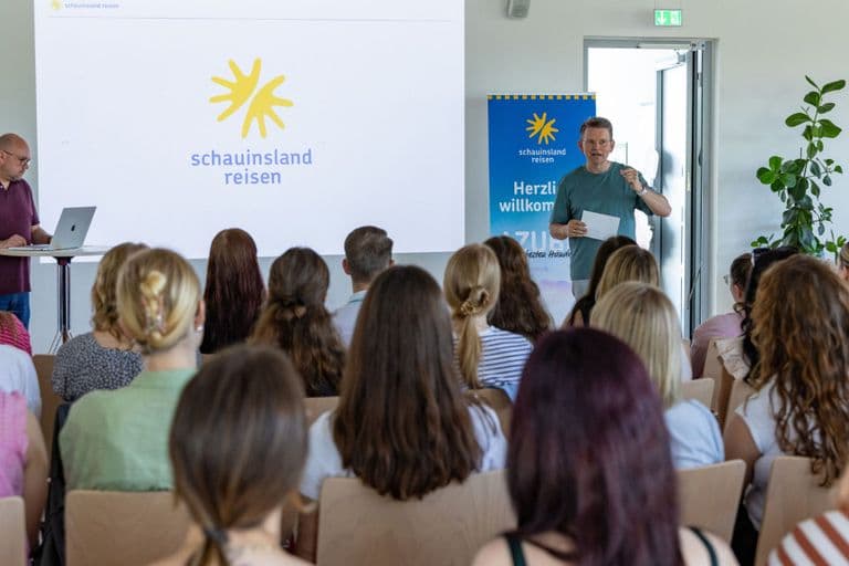 Auszubildende im Publikum einer Präsentation der Schauinsland-Reisen Gruppe
