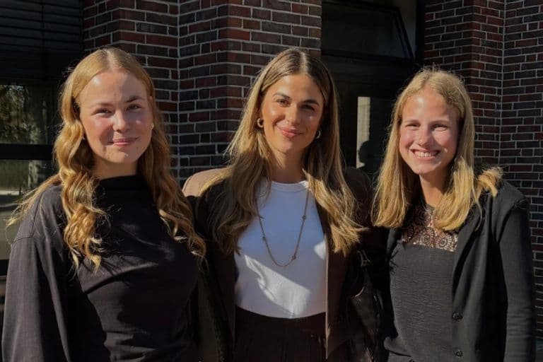 Alltours-Absolvent*innen Clara Bröckers und Milena Rudolph, gemeinsam mit Alltours-Ausbildungsleiterin Annika Enners.