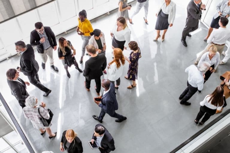 Wenn du einige einfach Regeln befolgst, ist erfolgreiches Networking bei einer Tagung gar nicht mal so schwer. 