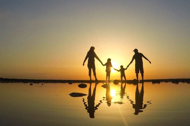 Familie vor einem Sonnenuntergang