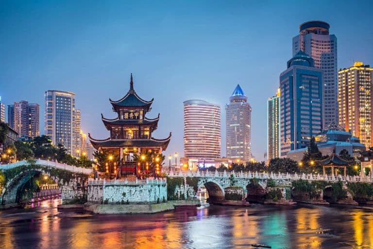 Mischung aus Tradition und Moderne in Guiyang in China.