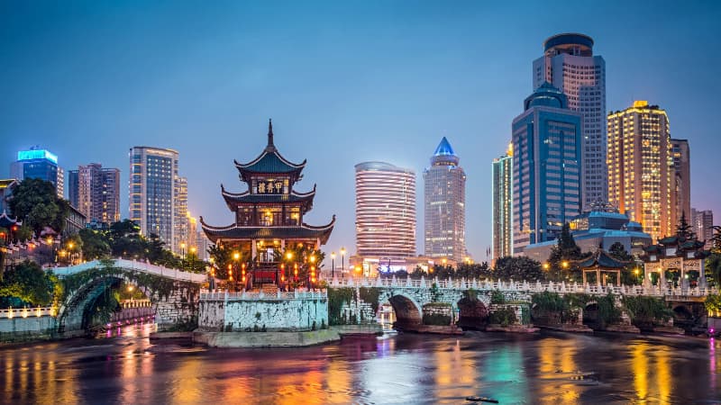 Mischung aus Tradition und Moderne in Guiyang in China.
