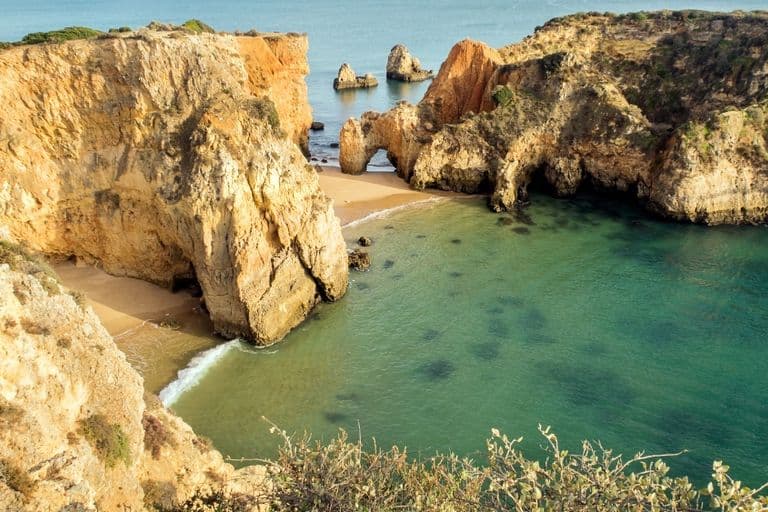 Strand und Felsen in der Region Algarve in Portugal