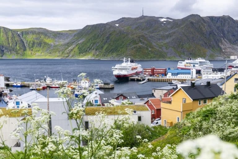 Ein Schiff liegt in einem Fjord in Norwegen. Foto: Hurtigruten