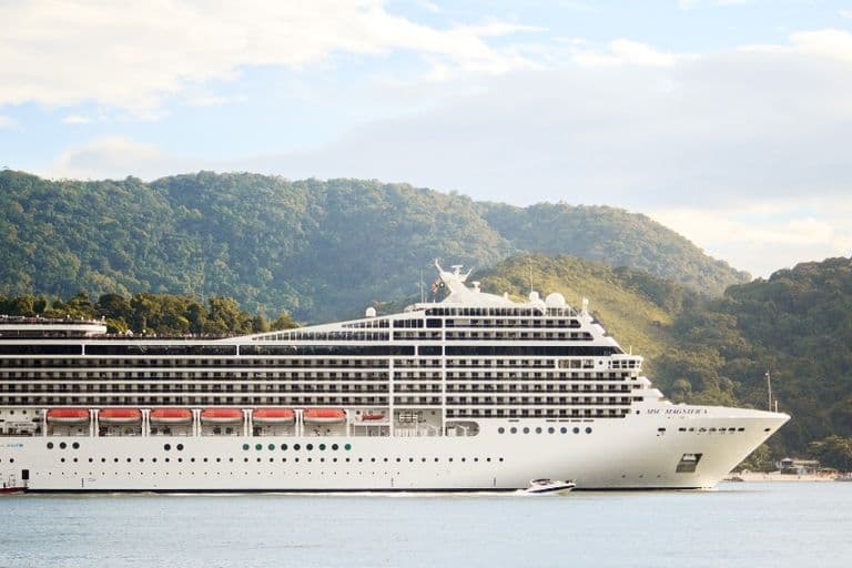 Die MSC Magnifica vom Wasser aus fotografiert
