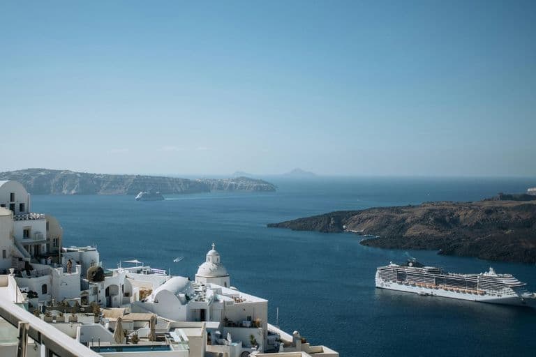 Ein Kreuzfahrtschiff der Reederei MSC Cruises passiert eine Insellandschaft