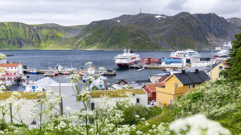 Ein Schiff liegt in einem Fjord in Norwegen. Foto: Hurtigruten