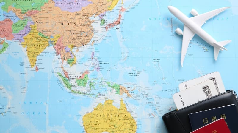 Weltkarte mit Modellflugzeug als Symbolfoto für ein Reisebüro