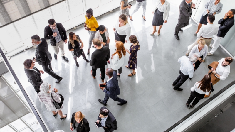 Wenn du einige einfach Regeln befolgst, ist erfolgreiches Networking bei einer Tagung gar nicht mal so schwer.