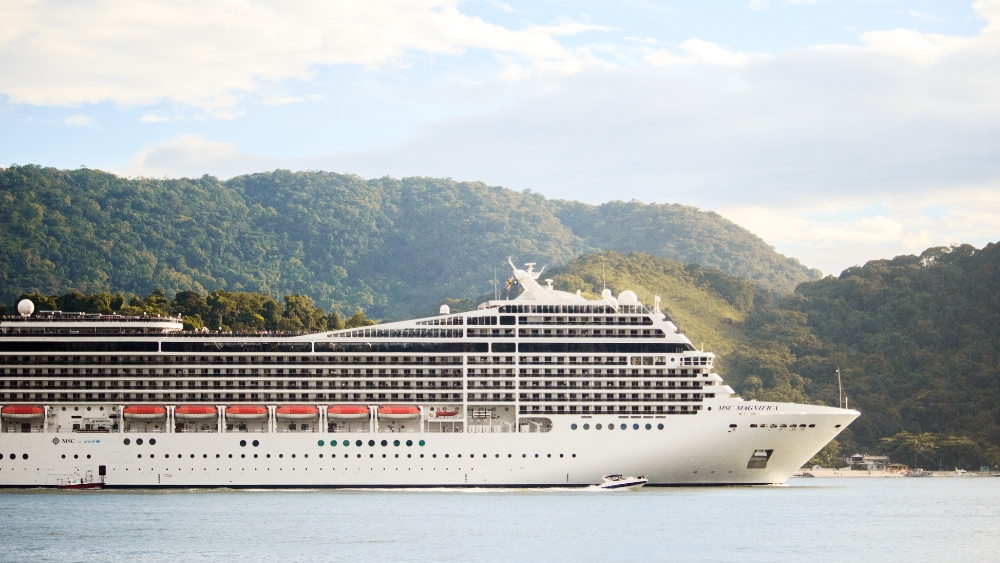 Die MSC Magnifica vom Wasser aus fotografiert