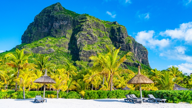 Vielseitige Insel Mauritius: Direkt unterhalb eines Felsens liegt ein Strand